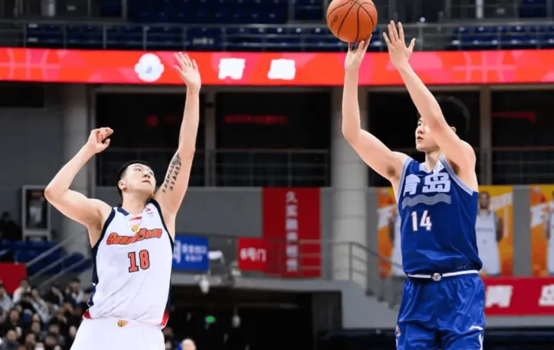 开云体育app-广东男篮全场共出现32次犯规，其中4人五犯离场