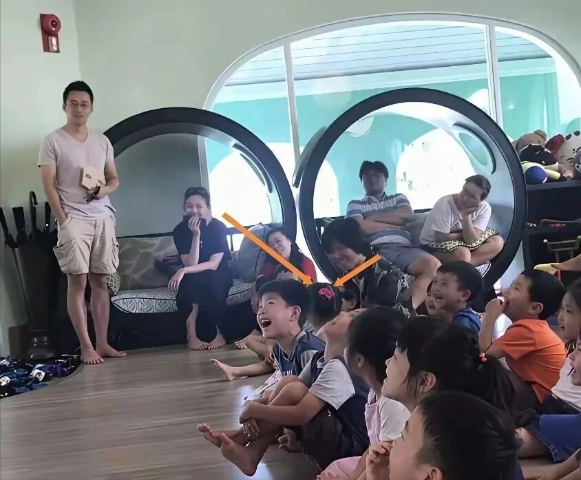 开云体育app-大s去小玥儿学校照曝光！一脸慈母样好温柔，和小杨阿姨相处融洽