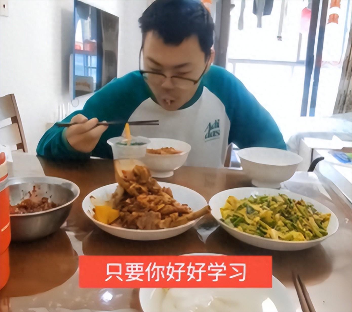 华体会-“这样的外形，早恋就别想了！”母亲晒儿子照片引爆评论区。